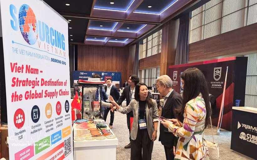 Vietnamese Trade Counsellor in Mexico Nguyen Thi Trang introduces Vietnam’s pavilion at the 32nd Mexican Foreign Trade Congress. (Photo: VNA)