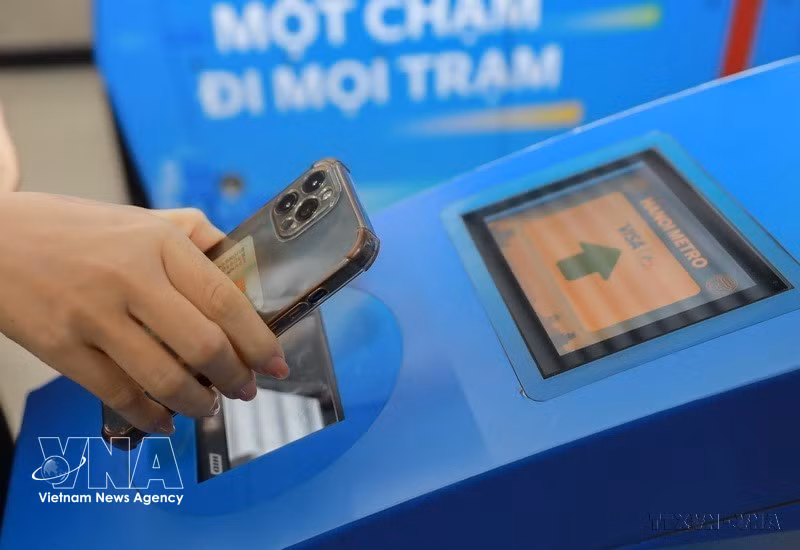 The automatic ticketing system that uses electronic identification, authentication, biometric recognition and cashless payment for passengers on the Cat Linh-Ha Dong railway line in Hanoi. (Photo: VNA)