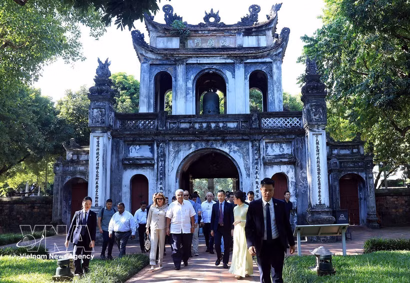 President of the Republic of Panama José Raúl Mulino and his spouse, Maricel Cohen De Mulino, visit Hanoi's Van Mieu - Quoc Tu Giam on October 6, 2026 (Photo: VNA)