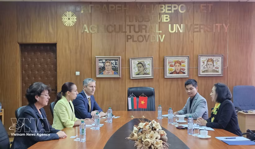 At a working session with Rector of the Agricultural University Plovdiv Prof. Boryana Ivanova (Photo: VNA)