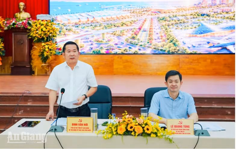 Deputy Secretary of the An Giang provincial Party Committee and Secretary of the Party Committee of the Phu Quoc special zone Dinh Van Noi speaks at the dialogue (Photo: baoangiang.com)