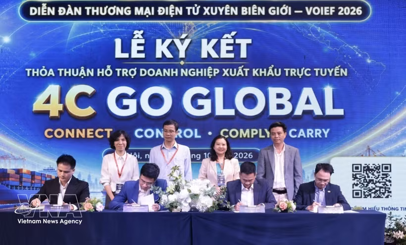 The signing ceremony for the agreement to support online export businesses at the forum (Photo: VNA)