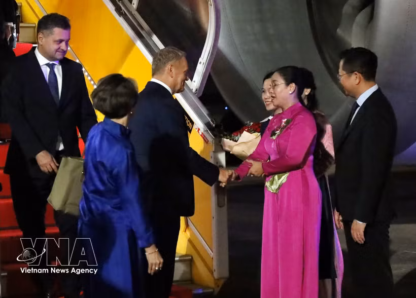 Vice Chairwoman of the Da Nang People’s Committee Nguyen Thi Anh Thi greets Polish Prime Minister Donald Tusk at the Da Nang International Airport (Photo: VNA)