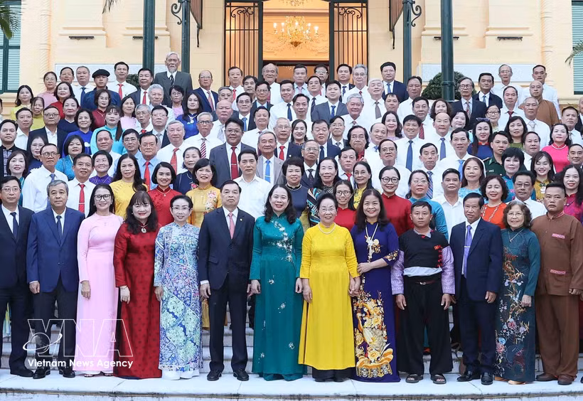 Vice President Vo Thi Anh Xuan (seventh, left, front row) and delegates pose for a group photo. (Photo: VNA)