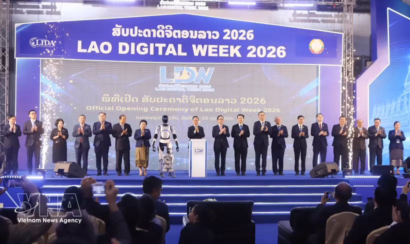 Participants press the button to kick off the Lao Digital Week 2026 (Photo: VNA)