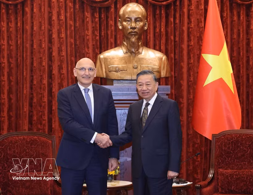 General Secretary of the Communist Party of Vietnam Central Committee and President To Lam (right) receives Special Representative of the President of Azerbaijan Elchin Amirbayov Hanoi on October 30, 2026. (Photo: VNA)
