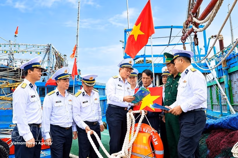 The naval force coordinates with local authorities to raise public awareness of the fight against illegal, unreported and unregulated (IUU) fishing. (Photo: VNA)