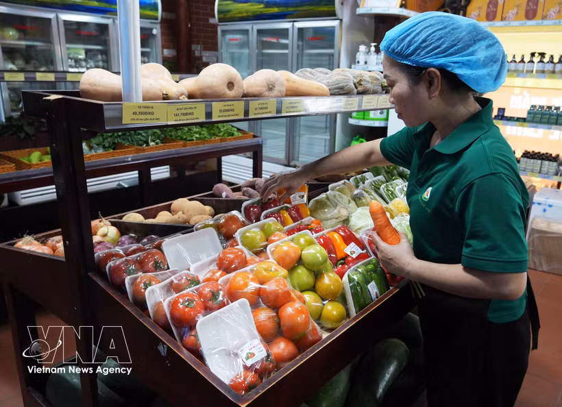 At a farm produce supermarket in Hue city (Photo: VNA)