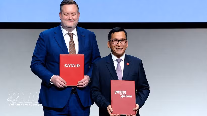 Representatives from Vietjet and Satair exchange a strategic Memorandum of Understanding (MoU) to expand cooperation in aviation supply chains, materials management and solutions supporting aircraft operations and maintenance. (Photo: VNA)