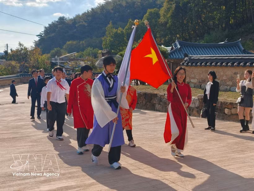 Part of the 250-metre “Dragon Road” procession held at the celebration. (Photo: VNA)