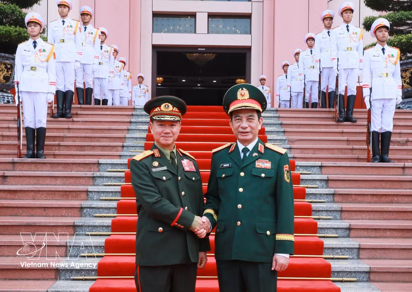 Deputy Prime Minister and Minister of National Defence General Phan Van Giang (R) and his Lao counterpart General Khamliang Outhakaysone in Hanoi on October 13. (Photo: VNA)