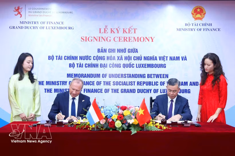 Vietnamese Minister of Finance Ngo Van Tuan and his Luxembourg counterpart Gilles Roth sign a memorandum of understanding on cooperation between the finance ministries of Vietnam and Luxembourg. (Photo: VNA)