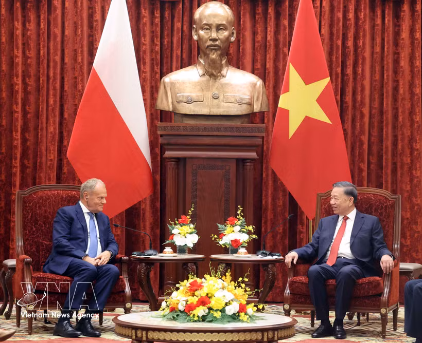 General Secretary of the Communist Party of Vietnam Central Committee and President To Lam (right) and Polish Prime Minister Donald Tusk at their meeting in Hanoi on October 26. (Photo: VNA)