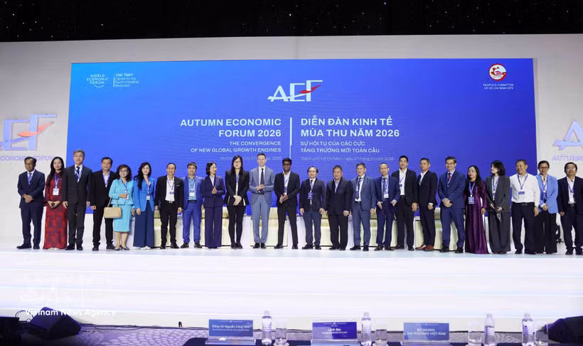 Participants pose for a group photo at a session of the Autumn Economic Forum 2026. (Photo: VNA)