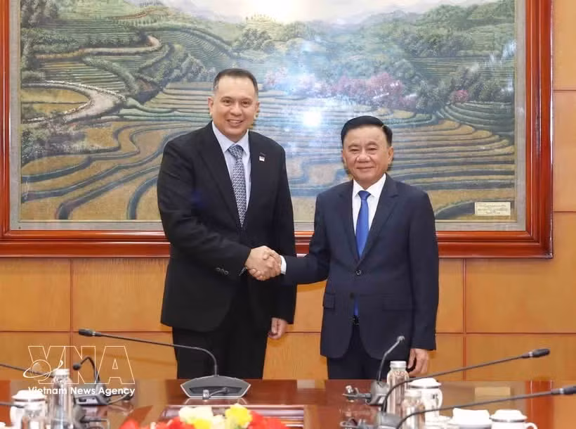 olitburo member and Standing member of the Communist Party of Vietnam Central Committee’s Secretariat Tran Cam Tu (right) receives head of Singapore's Public Service Division (PSD) Christopher Pragasam in Hanoi on October 20 (Photo: VNA)