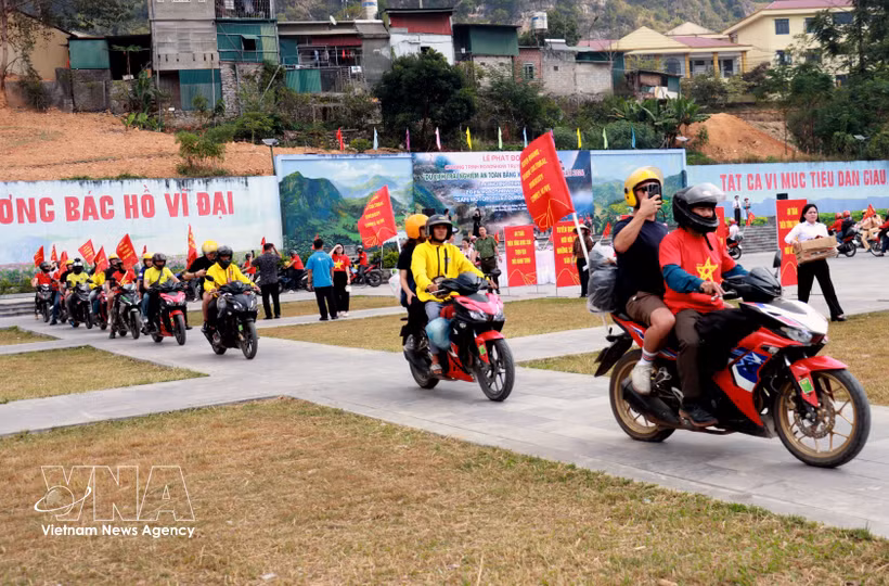 Following the launch ceremony, the 100-motorbike convoy travels from Dong Van across Ma Pi Leng Pass, taking in spectacular mountain scenery and the Nho Que River before finishing at Pa Vi Ha in Meo Vac commune. (Photo: VNA)