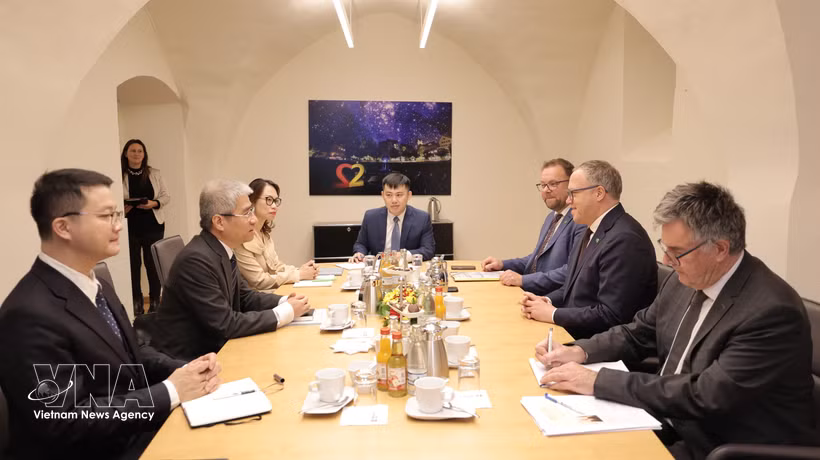 Vietnamese Ambassador to Germany Nguyen Dac Thanh holds a working session with Minister-President of Thuringia Mario Voigt, State Secretary in its Ministry of Economic Affairs, Agriculture and Rural Areas Marcus Malsch on October 30, 2026. (Photo: VNA)