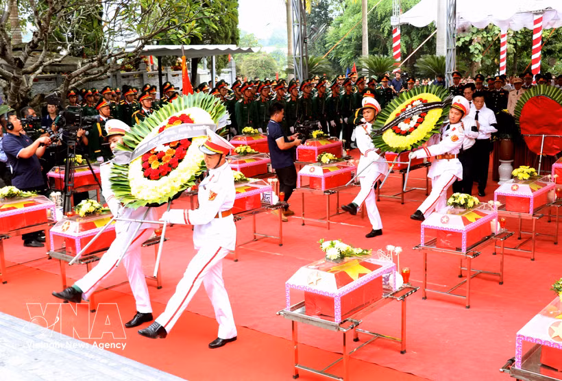 A memorial service and burial ceremony for the remains of 93 martyrs who fell in the fight to defend the northern border, held at Vi Xuyen National Martyrs’ Cemetery in Tuyen Quang province on October 15 (Photo: VNA)