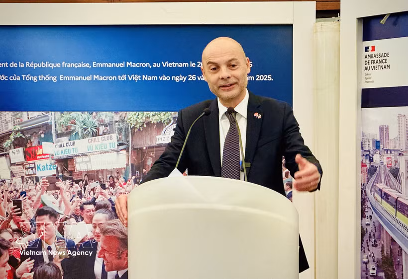 Newly-appointed French Ambassador to Vietnam Didier Le Bret speaks at a press meeting in Hanoi on October 30, 2026 (Photo: VNA)