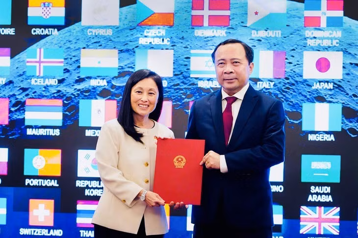 Minister of Science and Technology Vu Hai Quan (R) receives the Artemis Accords from US Ambassador to Vietnam Jennifer Wicks (Photo: Ministry of Science and Technology)