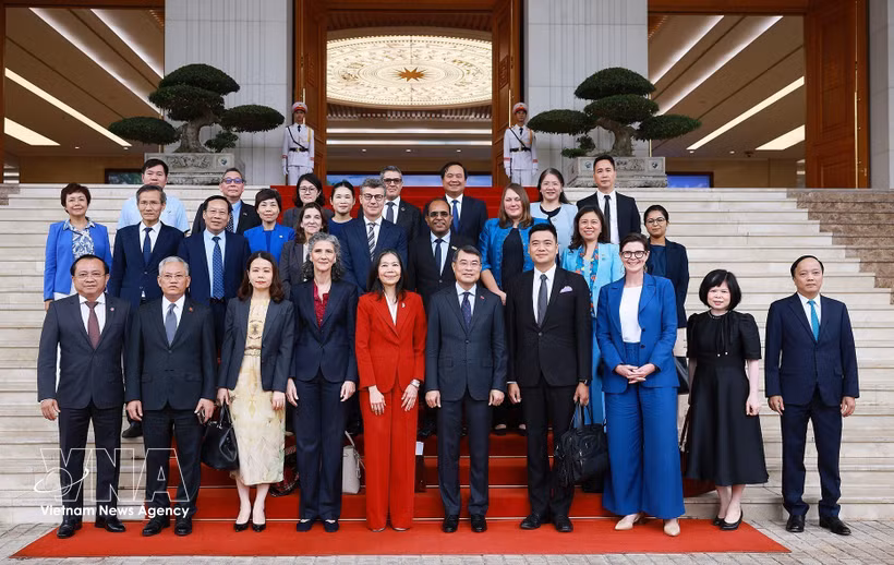 PM Le Minh Hung poses for a photo with UN Resident Coordinator in Vietnam Pauline Tamesis and heads of UN agencies in Vietnam (Photo: VNA)