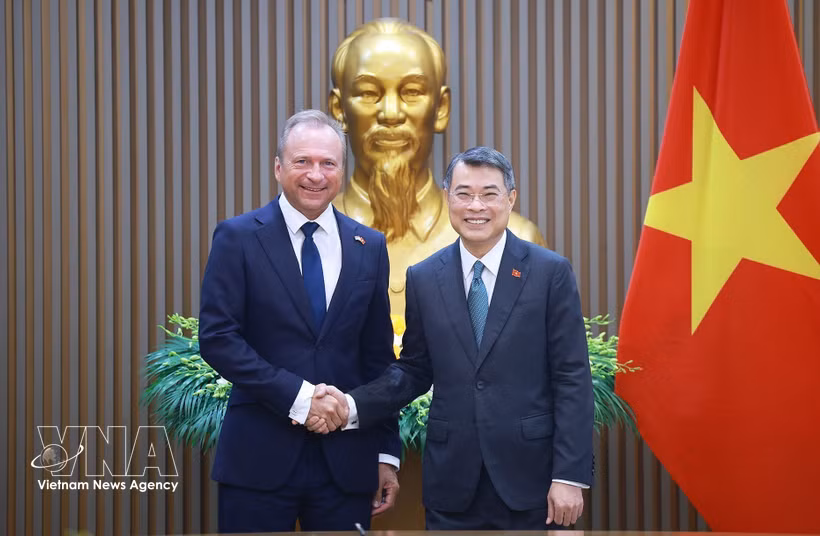 Prime Minister Le Minh Hung (right) and Luxembourg Minister of Finance Gilles Roth at their meeting in Hanoi on October 12, 2026 (Photo: VNA)