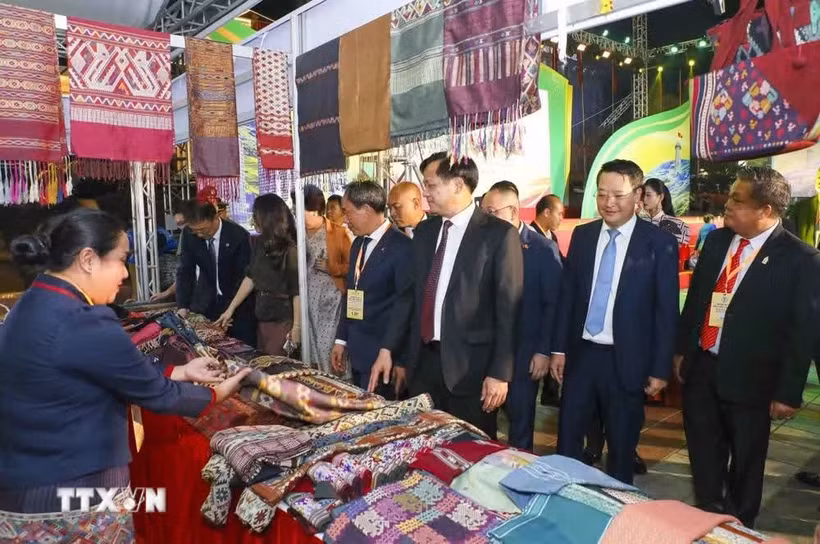 Delegates visit a booth at the 2026 Dien Bien International Trade Fair (Photo: VNA)