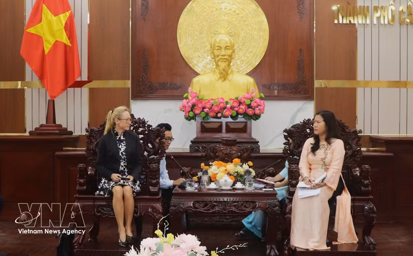Nguyen Thi Ngoc Diep, Vice Chairwoman of the Can Tho People’s Committee (R), meets with Italian Consul General in Ho Chi Minh City Alessandra Tognonato on October 12. (Photo: VNA)