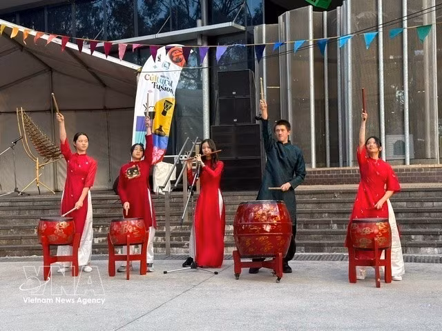 Students from the VACEO art class perform at the Cultural Fusion - Narellan festival. (Photo: VNA)