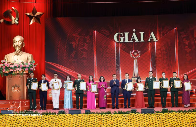 Standing Member of the Party Central Committee’s Secretariat Tran Cam Tu (eighth from left), and Secretary of the Party Committee of the Vietnam Fatherland Front (VFF) and central mass organisations and President of the VFF Central Committee Bui Thi Minh Hoai (seventh from left) present A prizes to individual authors and author groups. (Photo: VNA)