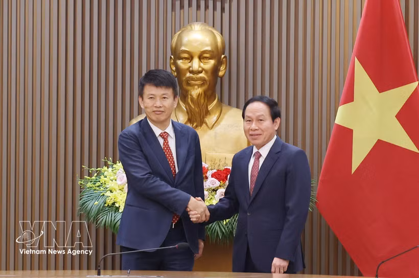 Deputy Prime Minister Le Tien Chau (right) and Prof. Hongbin Cai, Dean of the University of Hong Kong (HKU) Business School, at their meeting in Hanoi on October 20, 2026 (Photo: VNA)