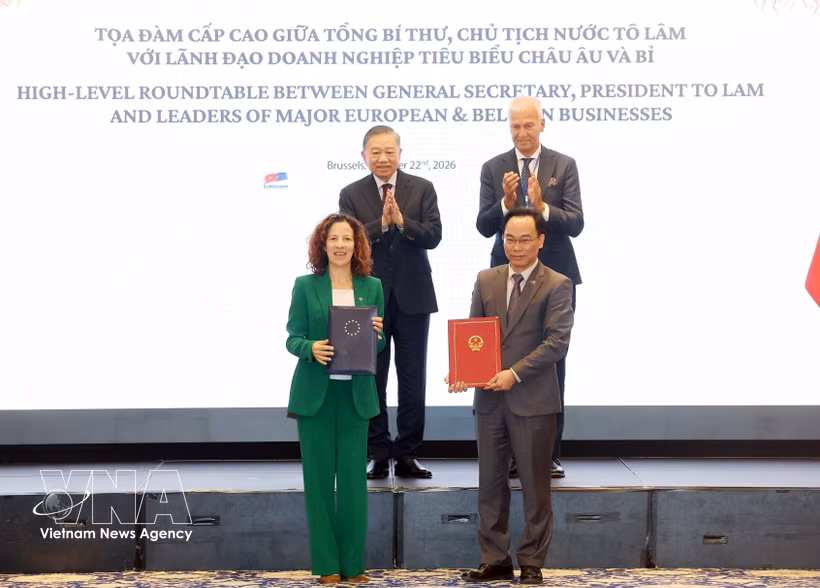 General Secretary of the Communist Party of Vietnam Central Committee and President To Lam witnesses the exchange of cooperation agreements. (Photo: VNA)