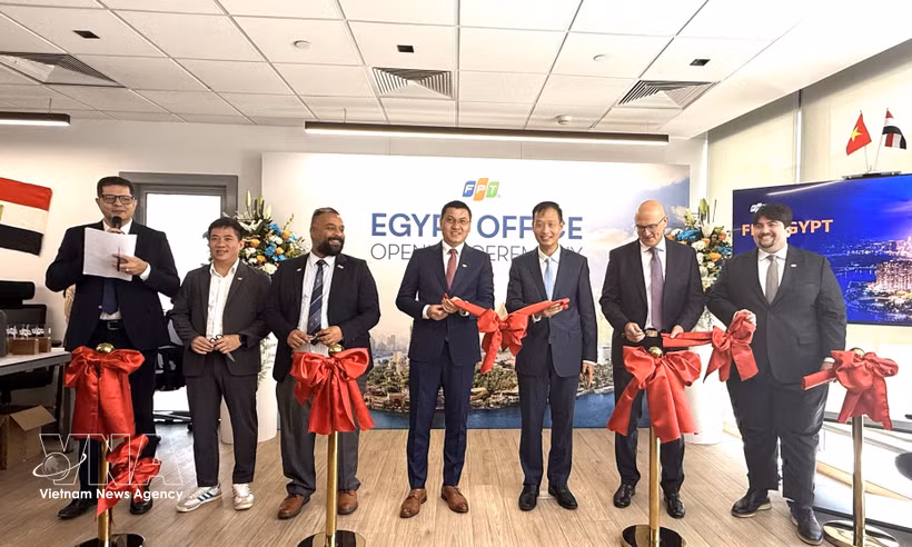 The ribbon-cutting ceremony to inaugurate FPT’s office in Egypt (Photo: VNA)
