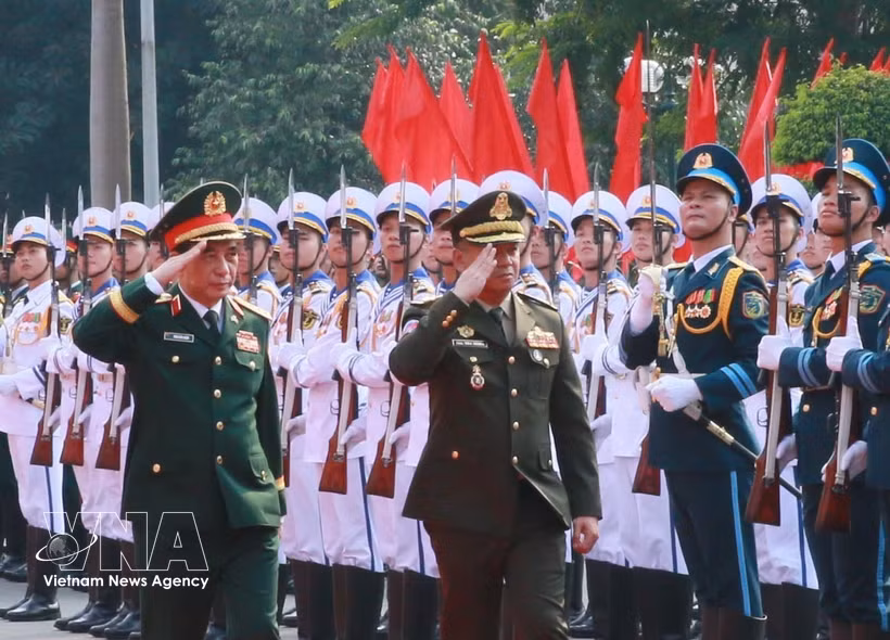 Vietnamese Deputy Prime Minister and Minister of National Defence Gen. Phan Van Giang (left) and his Cambodian counterpart General Tea Seiha review the Honour Guard of the Vietnam People's Army (Photo: VNA)