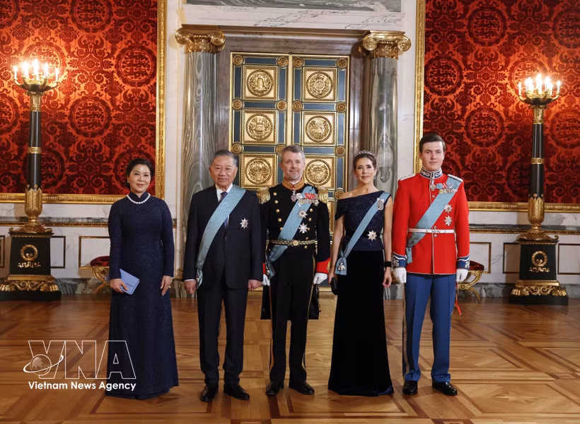 General Secretary of the Communist Party of Vietnam Central Committee and President To Lam (second, left) and his spouse Ngo Phuong Ly pose for a group photo with King Frederik X of Denmark, Queen Mary and Crown Prince Christian (Photo: VNA)