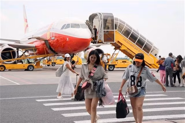 Passengers disembark from a plane at Cat Bi International Airport in Hai Phong city. (Photo: VNA)