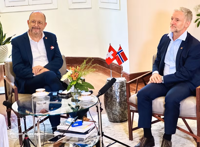 Norwegian Ambassador Stein Iversen (R) and Swiss Ambassador Thomas Gass (Photo: VNA)