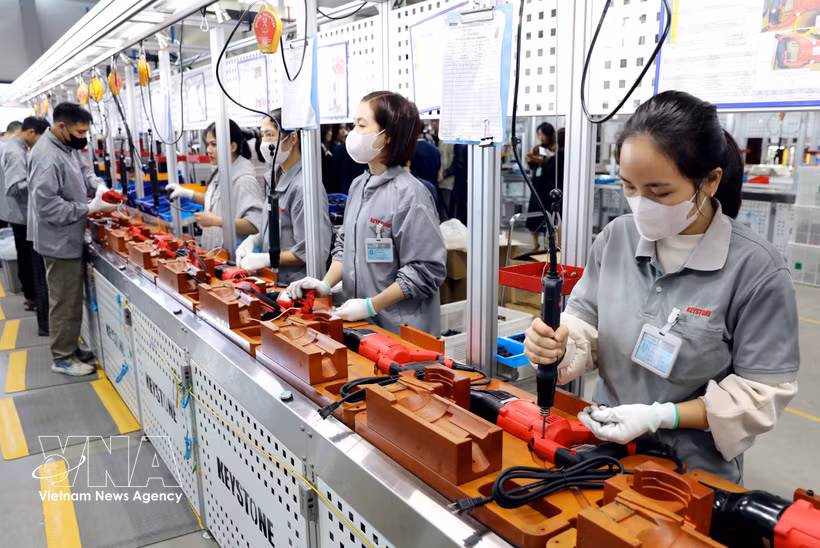 Workers manufacture handheld power tools at the Keystone Electrical Vietnam factory in Lien Ha Thai Industrial Park, Thai Thuy commune, Hung Yen province (Photo: VNA)