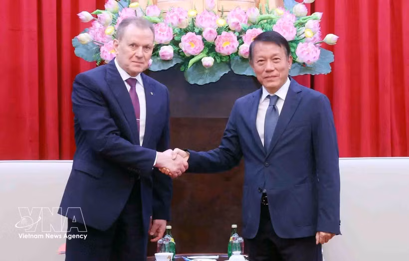 Minister of Public Security General Luong Tam Quang (R) meets with General Arkady Aleksandrovich Gostev, Director of Russia’s Federal Penitentiary Service, in Hanoi on October 12. (Photo: VNA)