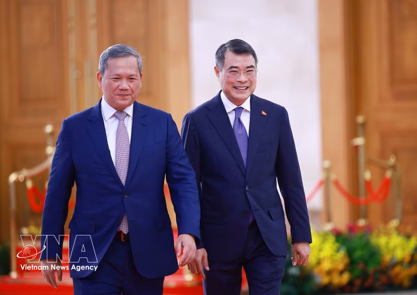Prime Minister Le Minh Hung (right) welcomes Cambodian Prime Minister Hun Manet in Hanoi on June 8, 2026, during the latter’s official visit to Vietnam and attendance at the third ASEAN Future Forum. (Photo: VNA)