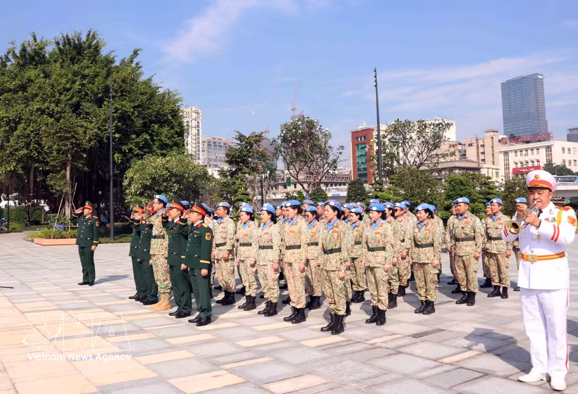 Officers and members of Level-2 Field Hospital Rotation 7, who recently returned home after completing their duties at the United Nations peacekeeping mission in South Sudan, pay tribute to President Ho Chi Minh and report on their achievements at the Ho Chi Minh Museum – Ho Chi Minh City Branch on October 7, 2026. (Photo: VNA)