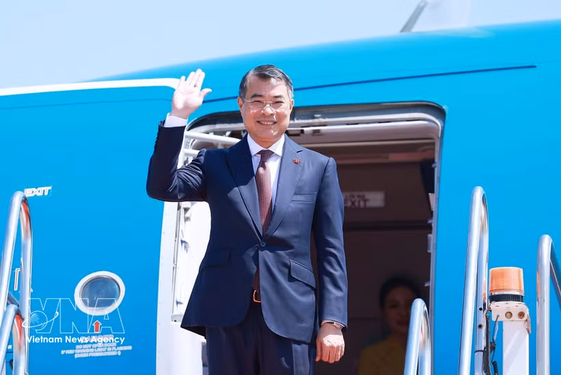 Prime Minister Le Minh Hung leaves Wattay International Airport in Vientiane on October 9 noon. (Photo: VNA)