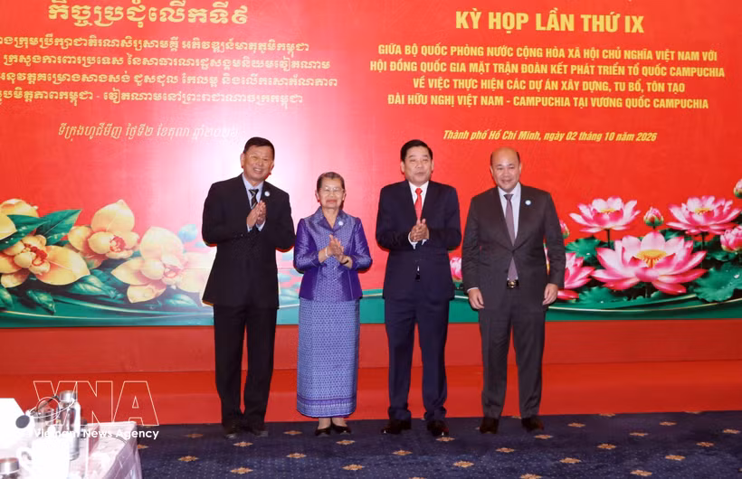 Deputy Minister of National Defence Senior Lieutenant General Nguyen Van Gau (second from right), President of the SFDCM National Council Samdech Men Sam An (third from right) and other officials at the meeting in Ho Chi Minh City. (Photo: VNA)