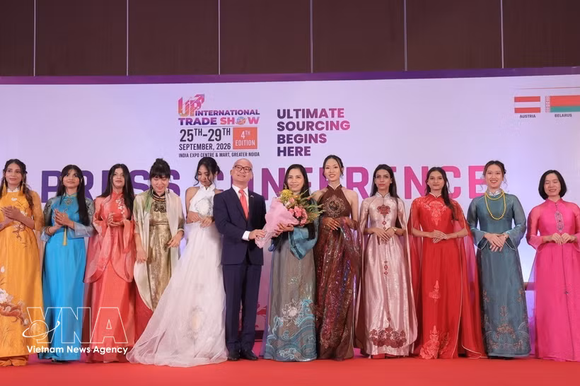 Vietnamese Ambassador to India Trinh Minh Manh (sixth, left) poses for a photo with designer Nguyen Thi Doan Trang (seventh, left) at the show. (Photo: VNA)