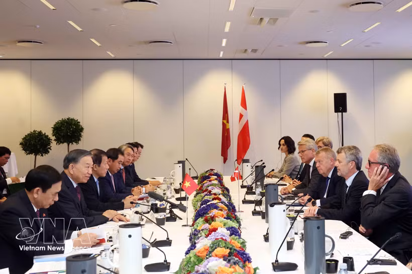 General Secretary of the Communist Party of Vietnam (CPV) Central Committee and President To Lam and Danish King Frederik X meet with leaders of prominent Danish businesses in Copenhagen on the morning of October 20 (Photo: VNA)