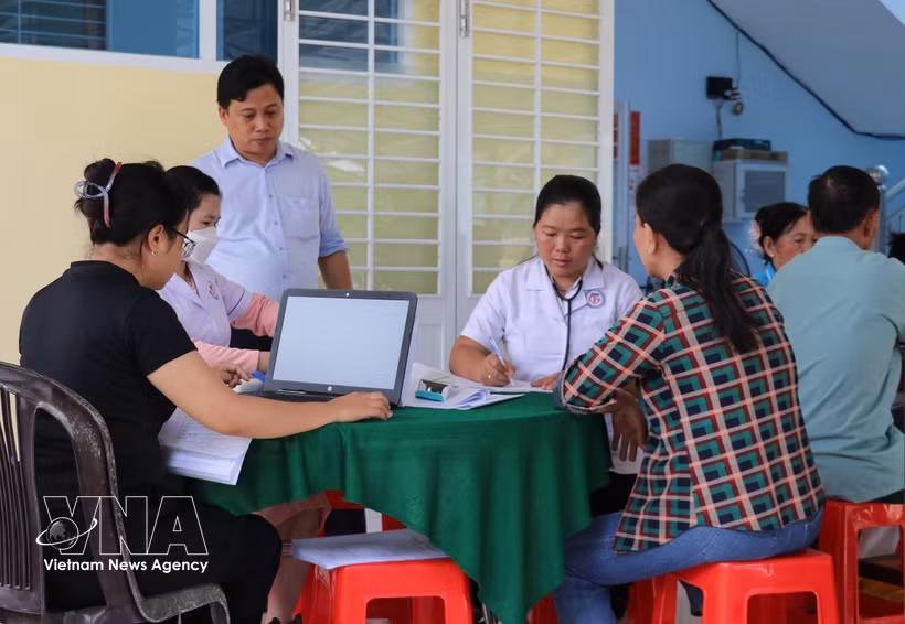 The An Thanh Thuy commune Health Station in Dong Thap province provides consultation and assistance to residents in updating their electronic health records on the VNeID application (Photo: VNA)