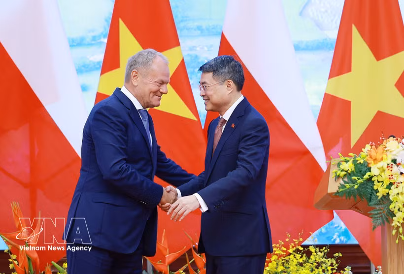 PM Le Minh Hung (R) meets with his Polish counterpart Donald Tusk. (Photo: VNA)