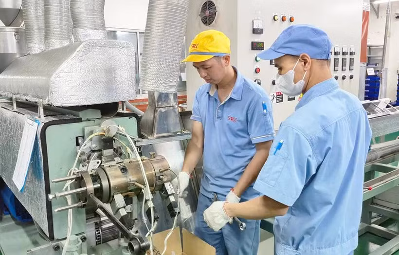 Producing components for office equipment at SWCC Showa Vietnam Co., Ltd. in Bac Thang Long Industrial Park. Hanoi (Photo: hanoimoi.vn) 