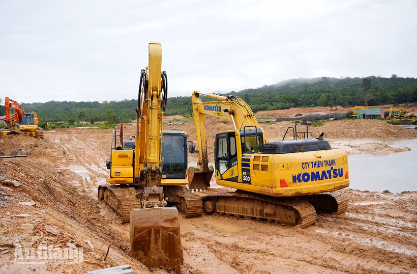 Construction of the Duong Dong 2 reservoir project (Photo: baoangiang.com.vn)