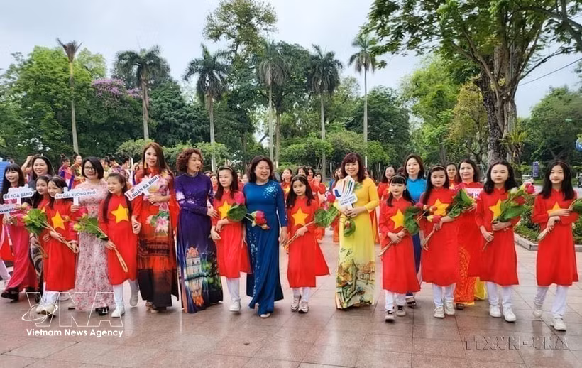 Women and girls take part in an ao dai festival held by the Women’s Union of Hanoi's Ba Dinh district in 2022. (Photo: VNA)